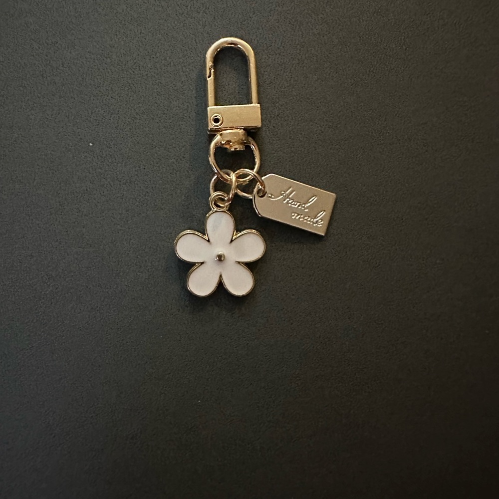 WHITE FLOWER HANDMADE KEYCHAIN/BAG CHARM NIB
